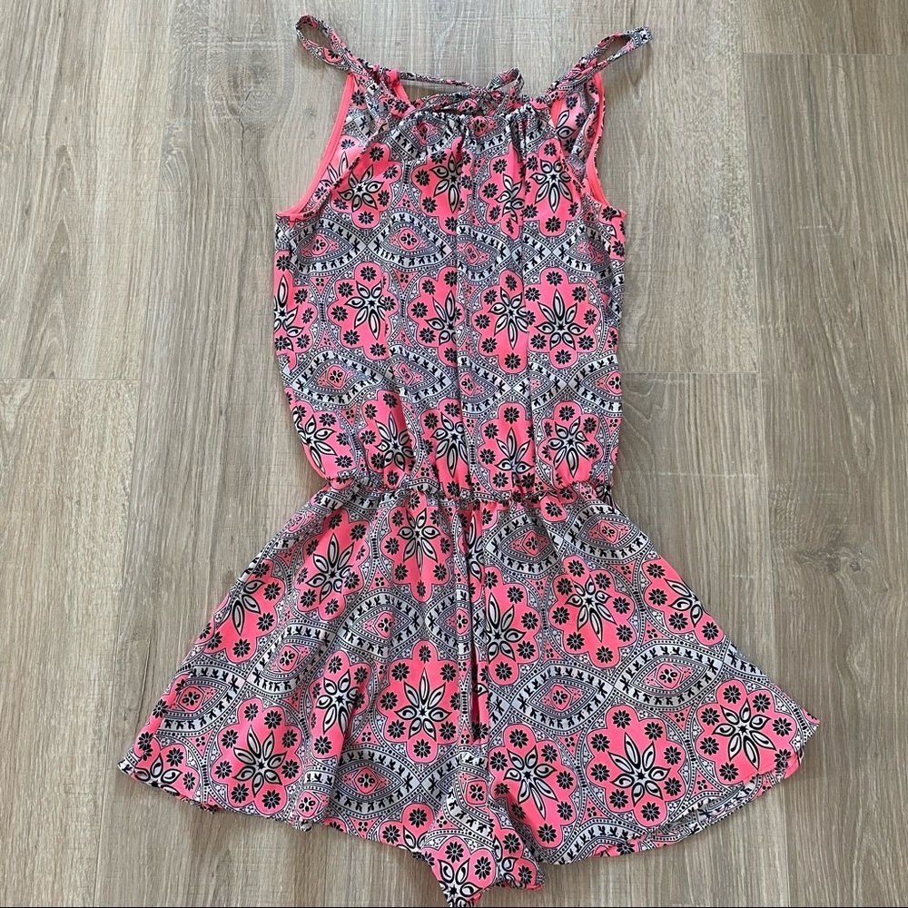 ⭐️3/$25 Zouk Fluorescent Pink Open Back Halter Romper Sz S